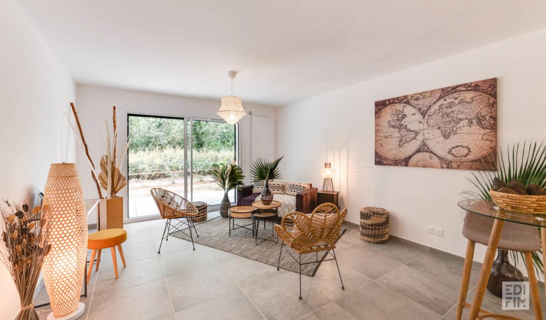 Salon d'un appartement dans la résidence WOODPARK à Poisy