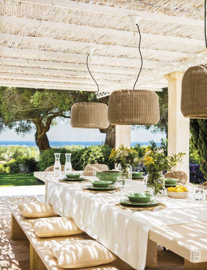 Une terrasse bien décorée.