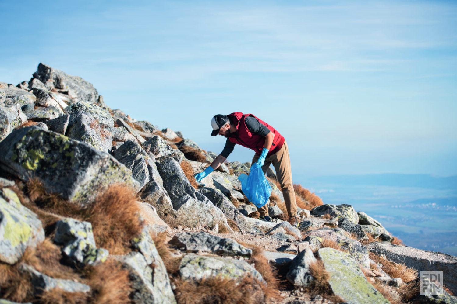 Ramassage de déchets en montagne