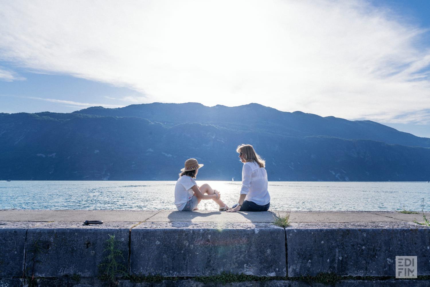 Une mère et sa fille au bord du lac du Bourget