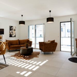 Le séjour d'un appartement dans la résidence LE CARRARE à Grenoble.