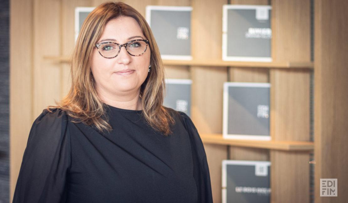 Portrait d'Elise Paya, responsable du service juridique
