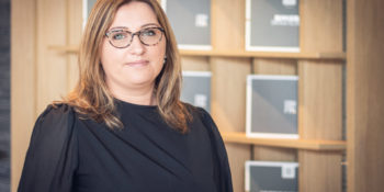 Portrait d'Elise Paya, responsable du service juridique