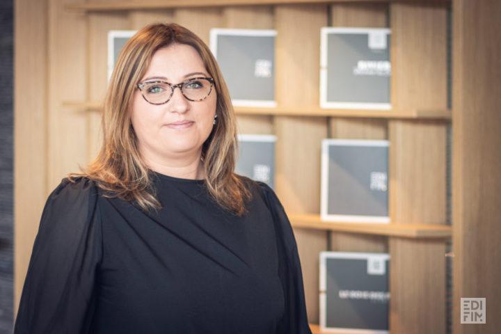 Portrait d'Elise Paya, responsable du service juridique