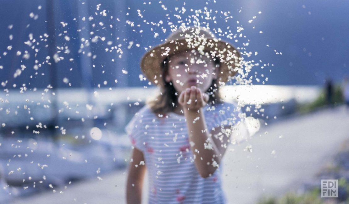 Photo représentant une petite fille au bord du lac d'Aix-les-Bains
