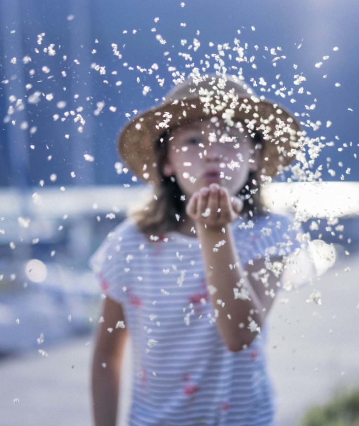 Photo représentant une petite fille au bord du lac d'Aix-les-Bains