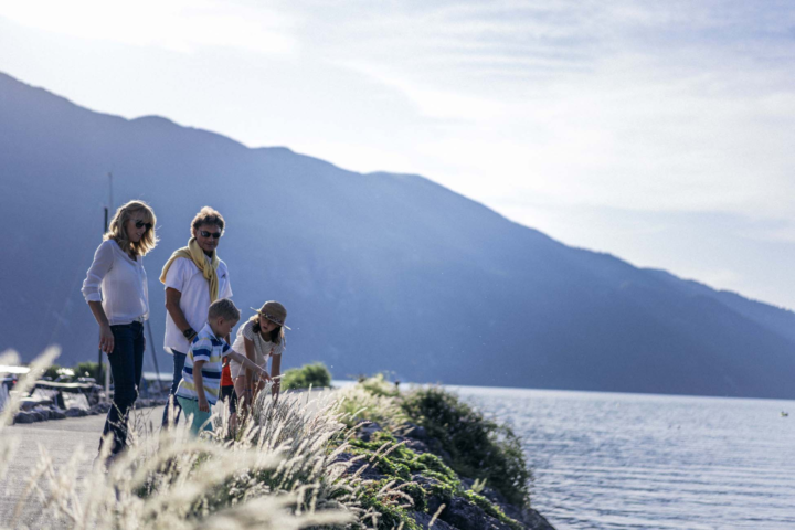 Une famille au bord du Lac du Bourget.