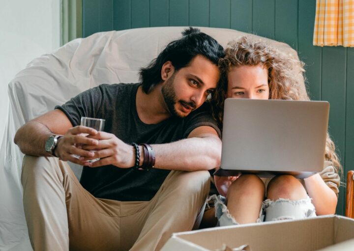 Un couple cherchant à investir dans un appartement éligible au dispositif Pinel