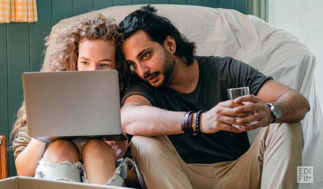 Un jeune couple étudie les aides pour financer leur premier achat immobilier.
