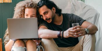 Un jeune couple étudie les aides pour financer leur premier achat immobilier.