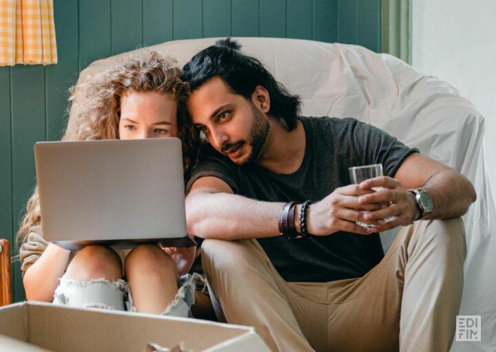 Un jeune couple étudie les aides pour financer leur premier achat immobilier.