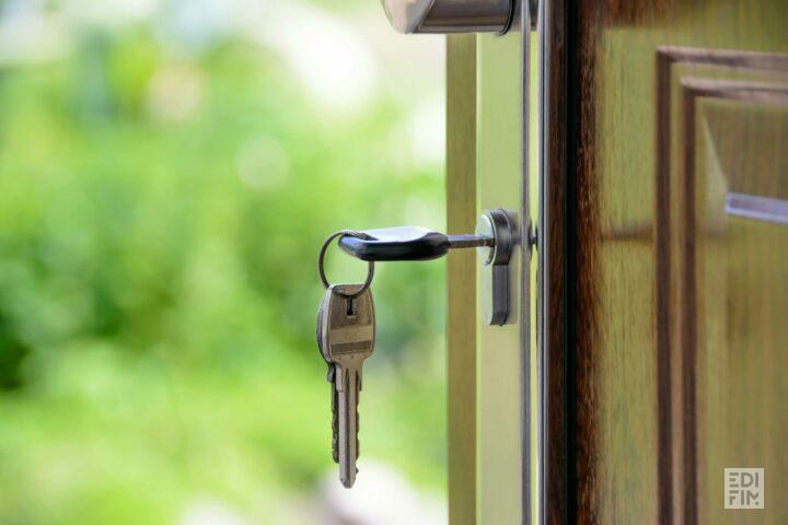 Une clé sur la porte d'entrée d'une maison.