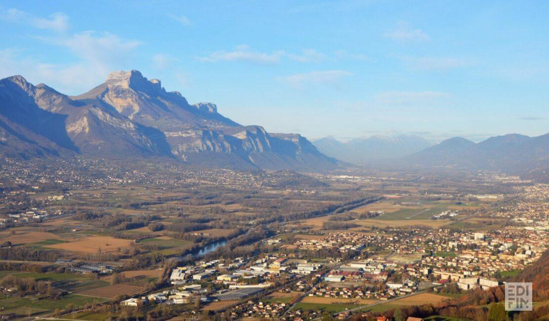 Vue sur les montagnes et la ville de Domène en Isère.