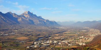 Vue sur les montagnes et la ville de Domène en Isère.