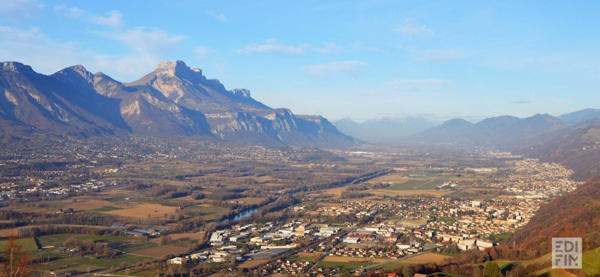 Vue sur les montagnes et la ville de Domène en Isère.