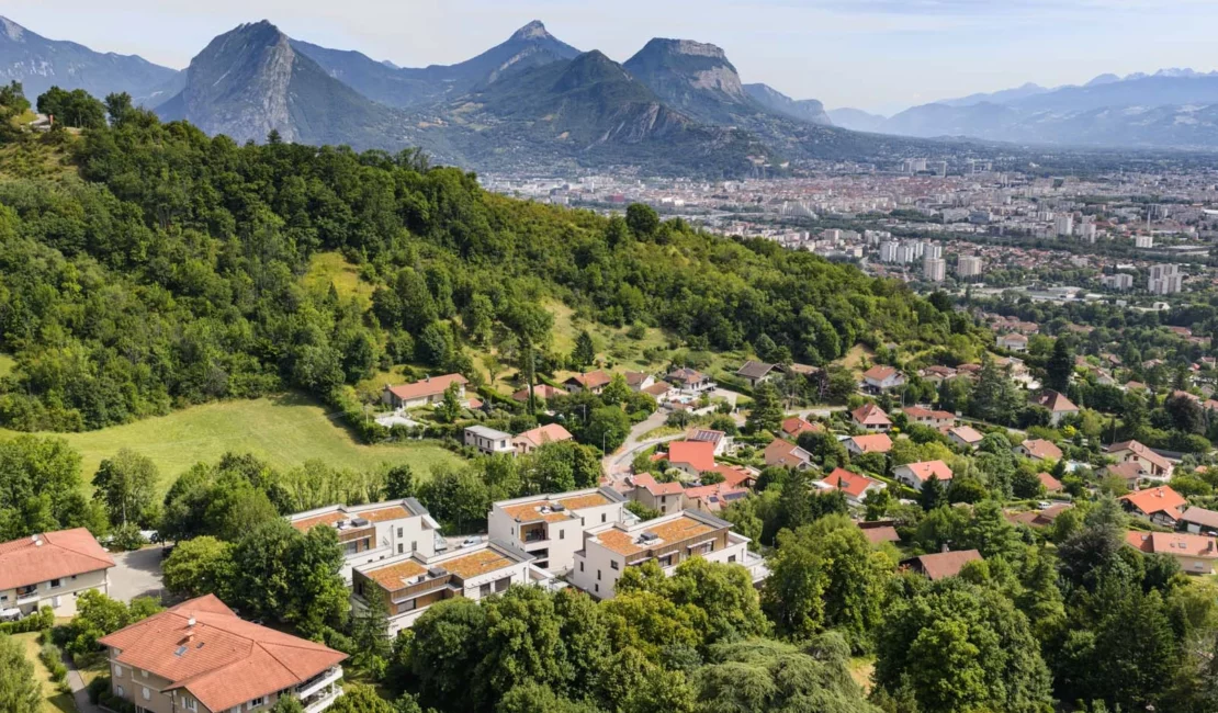Photo depuis Seyssins avec une vue sur l'agglomération grenobloise.