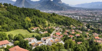 Photo depuis Seyssins avec une vue sur l'agglomération grenobloise.