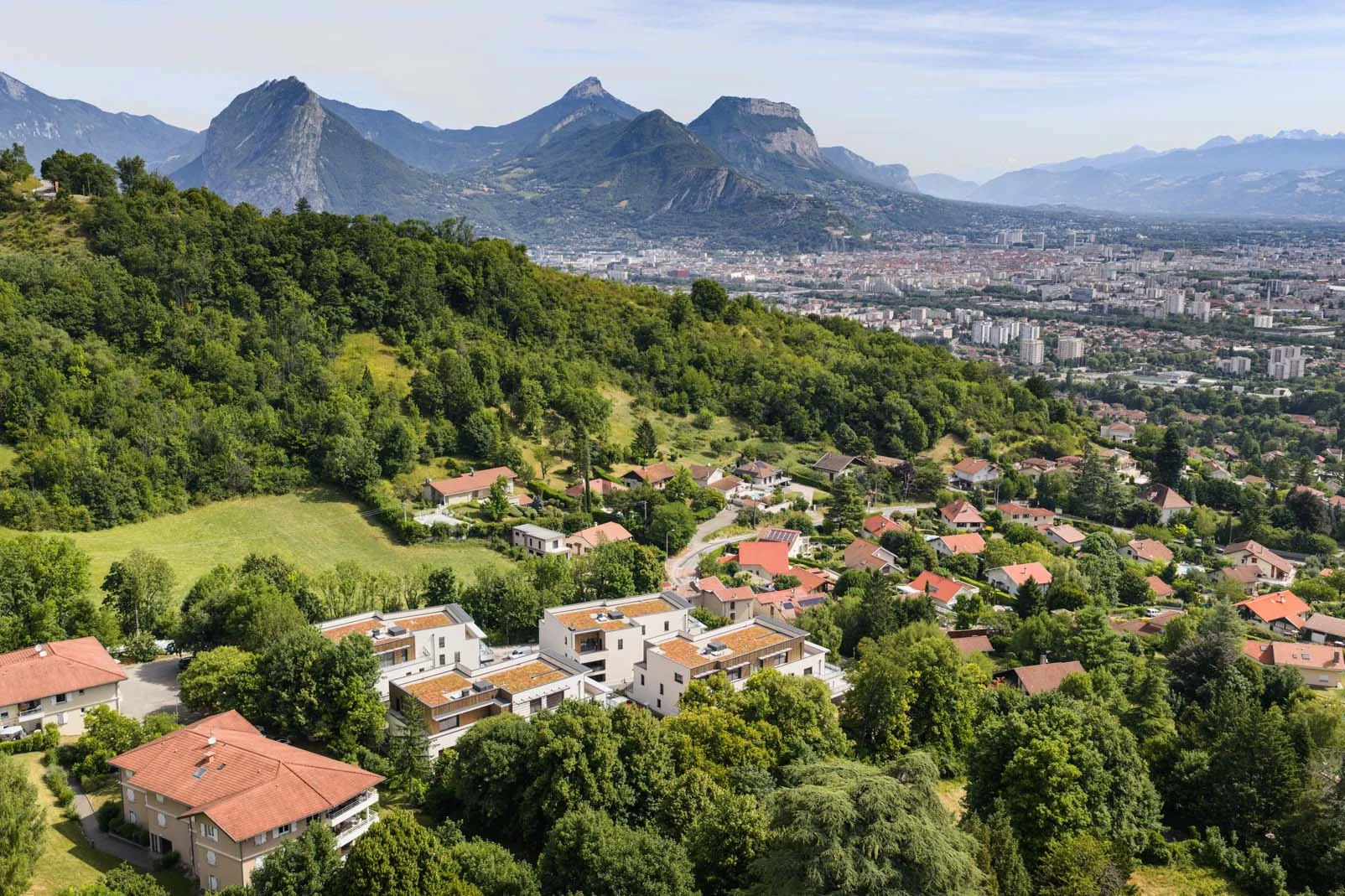 Photo depuis Seyssins avec une vue sur l'agglomération grenobloise.