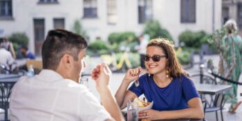 Un couple en terrasse.