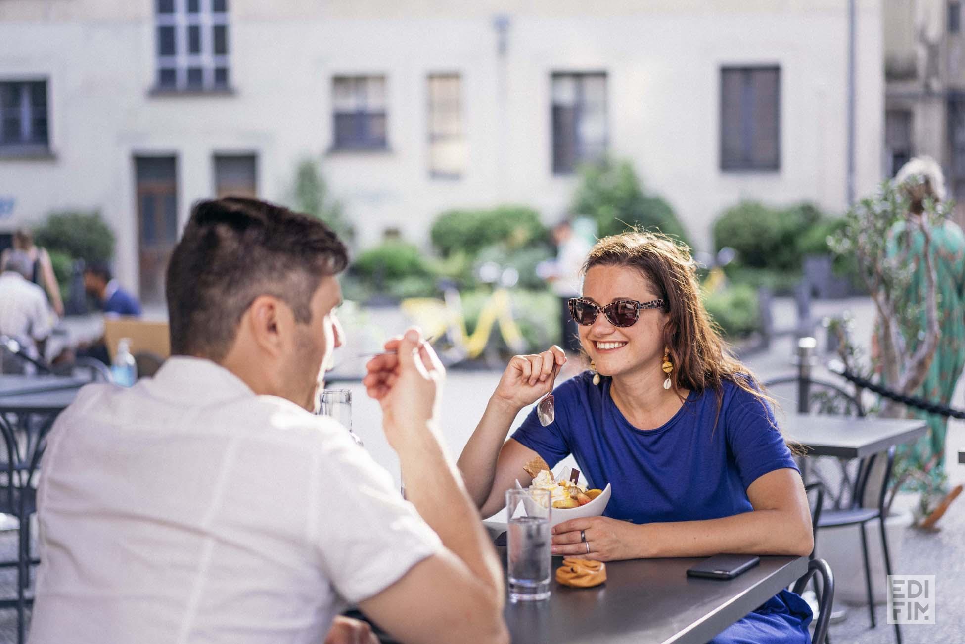 Un couple en terrasse.