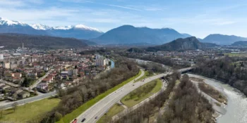 Une vue drone de la ville de Le Pont-de-Claix en Isère.
