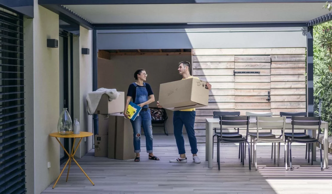 Un couple déménage dans son appartement neuf.