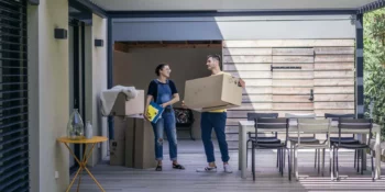 Un couple déménage dans son appartement neuf.