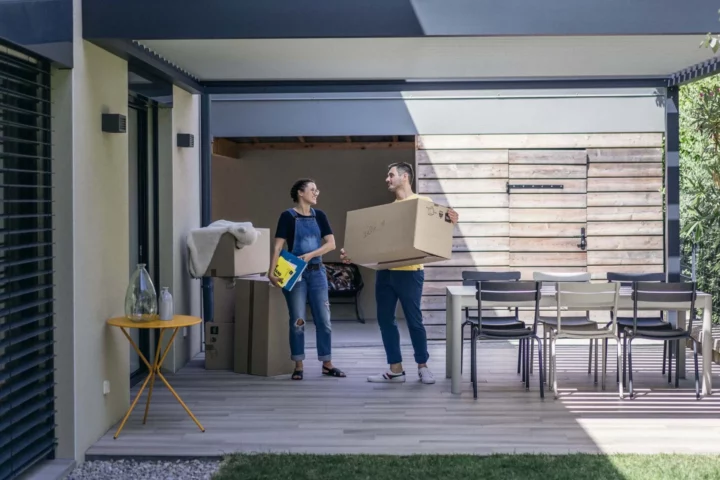 Un couple déménage dans son appartement neuf.