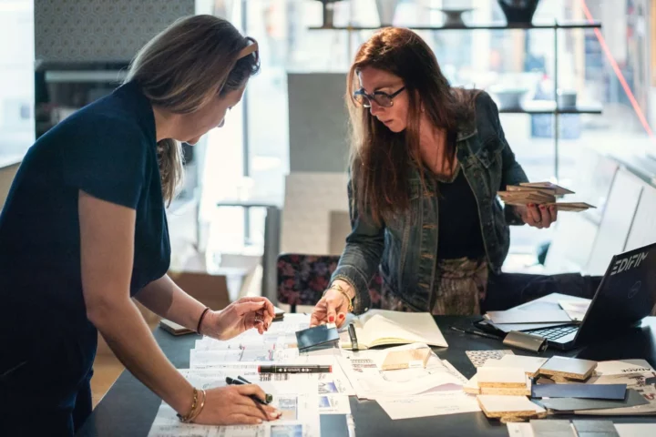 Notre architecte d'intérieur Manon Duplat en rendez-vous de choix des prestations.