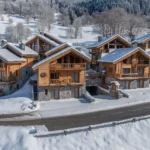La résidence LES CHALETS CELENIA à Méribel, sous la neige.