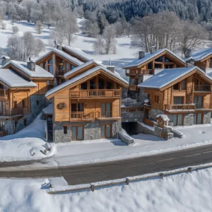 La résidence LES CHALETS CELENIA à Méribel, sous la neige.