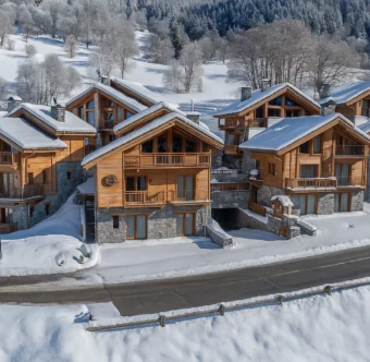 La résidence LES CHALETS CELENIA à Méribel, sous la neige.