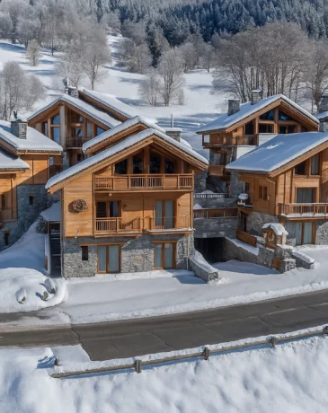 La résidence LES CHALETS CELENIA à Méribel, sous la neige.