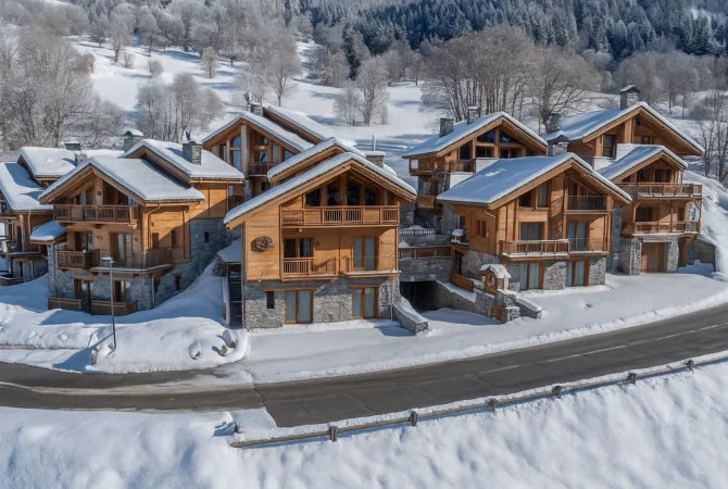 La résidence LES CHALETS CELENIA à Méribel, sous la neige.